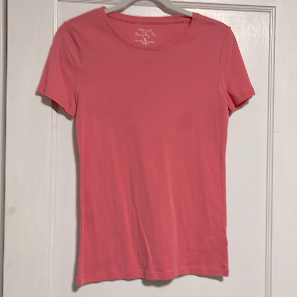 Women’s M pink tee